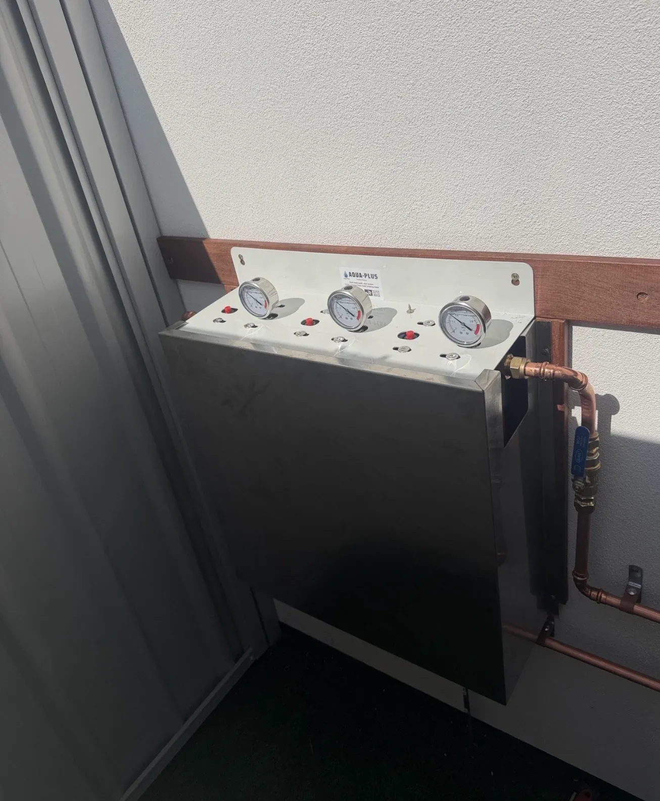 Water filtration system installed under a sink